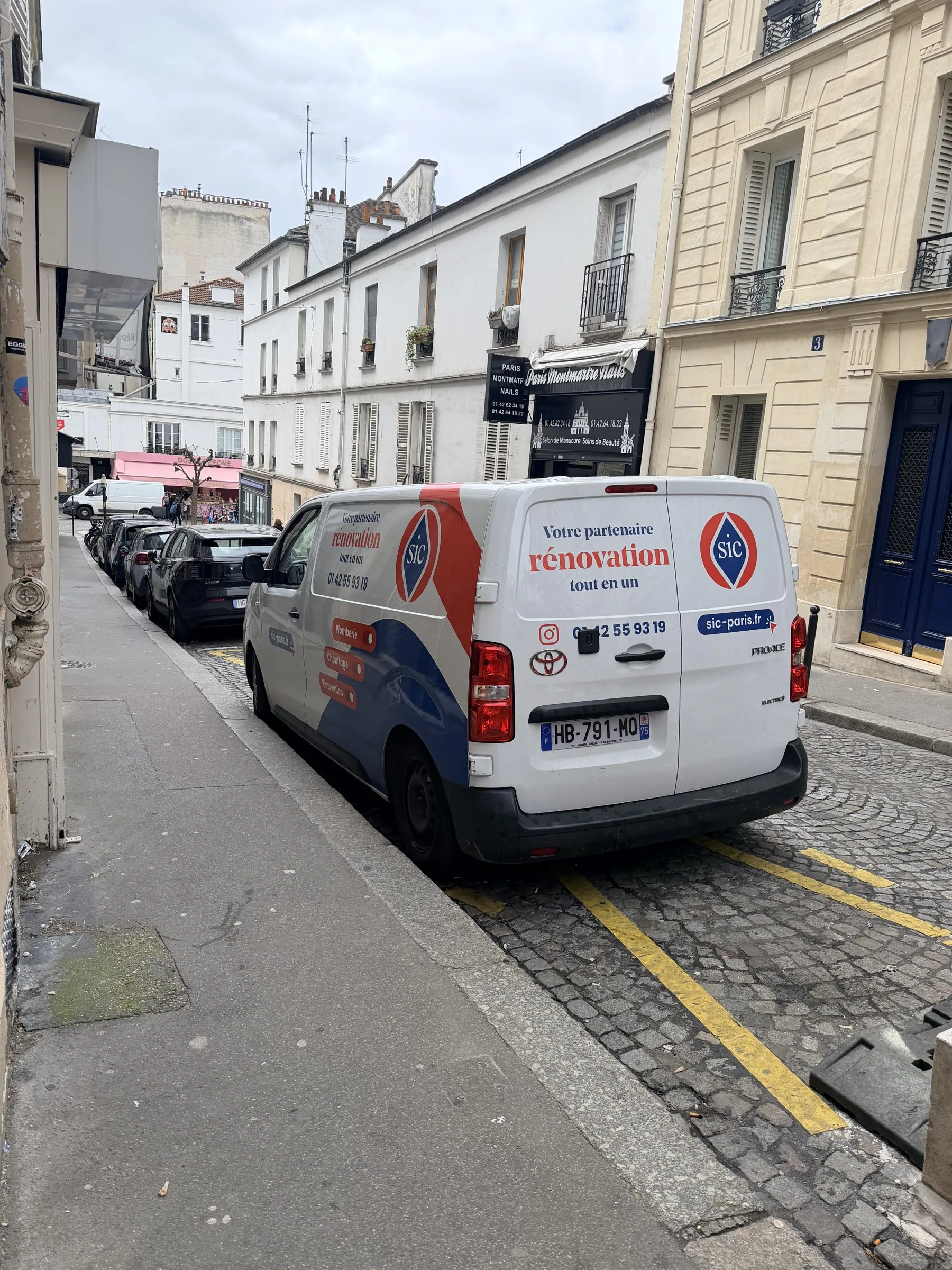 Un véhicule SIC dans une rue de Paris 18e